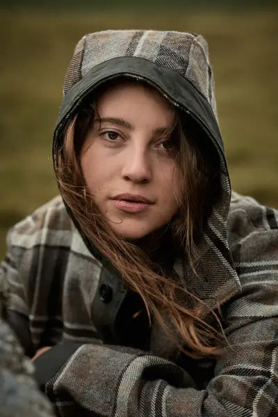 Modell Victoria mit Allwetterjacke Joannes Petursson Poträtansicht