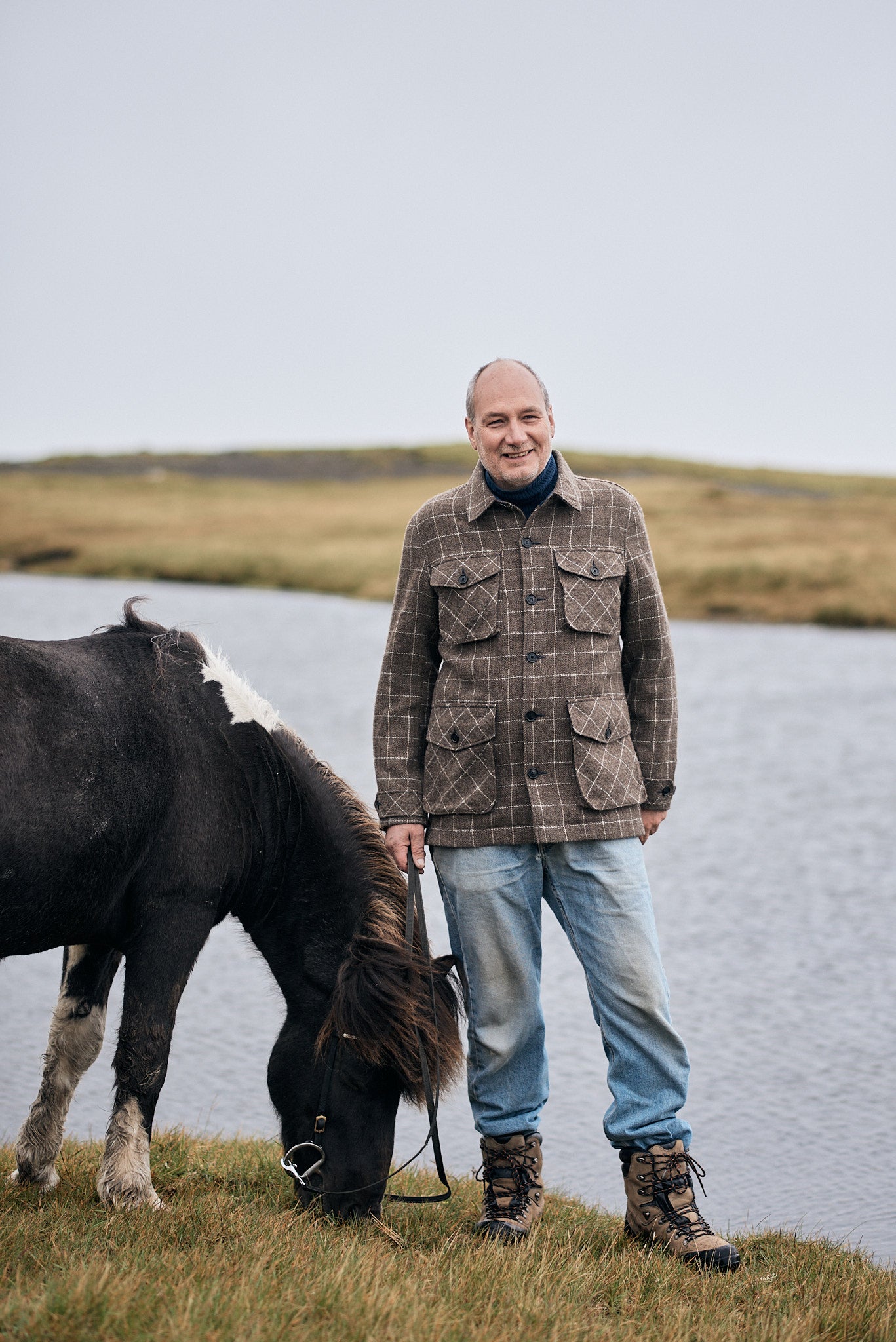 Poul Johannes Jacke aus Färöer Tweed mit Pferd an Fjord