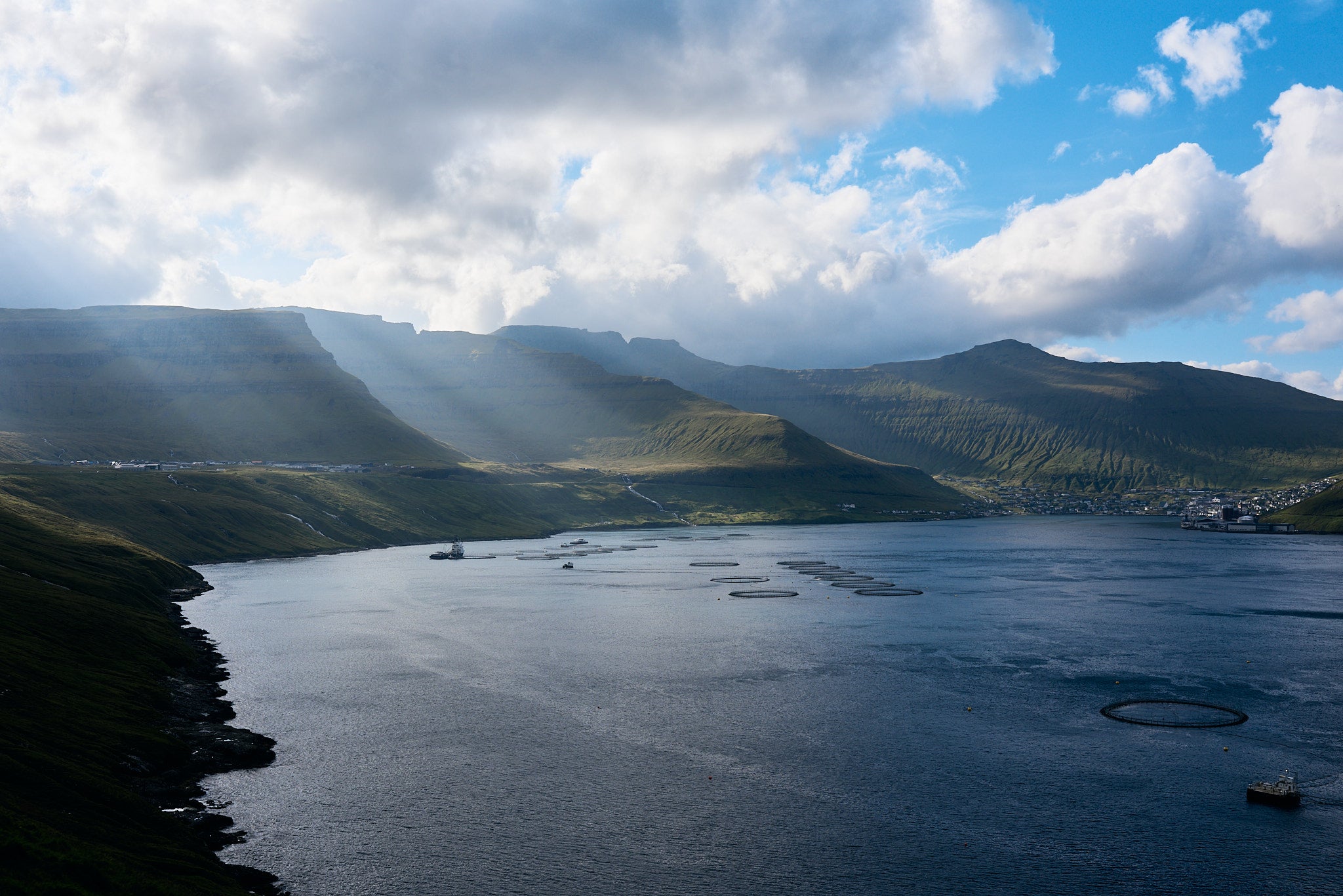 Fjord auf den Färöer Inseln